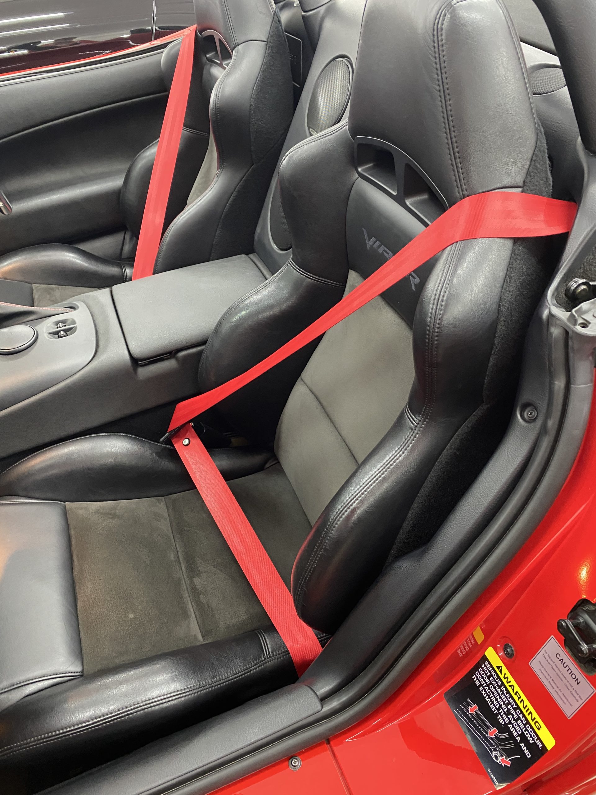 Красный ремень безопасности установлен в автомобиль